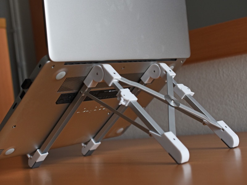 ノートPCを支えるスタンド