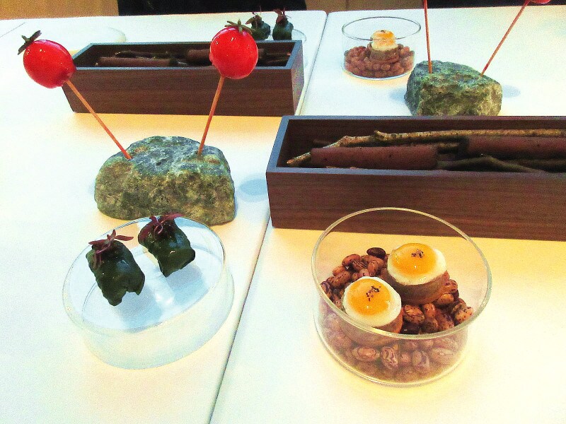 コンラッド東京「コラージュ」 左上から時計回りに「トマト!?」「フォアグラとカカオのシガー」「ウズラの卵とキントア豚のテリーヌ」「縞鯵のタルタルとクリスタルキャビア」