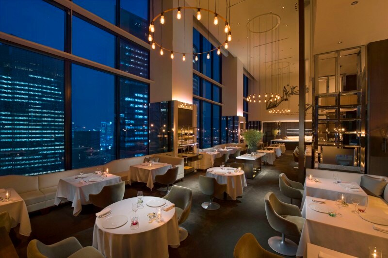 コンラッド東京「コラージュ」 天井高7メートルを誇り、開放感がある