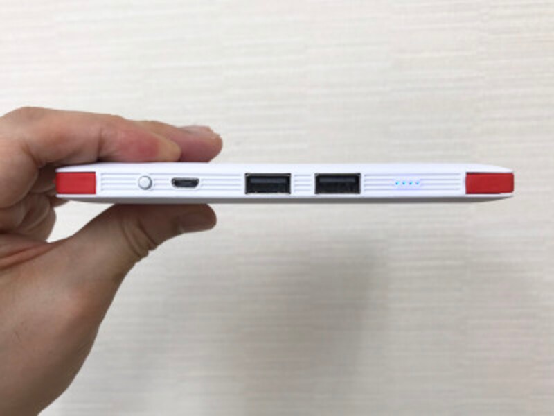 薄さ12.8mmのモバイルバッテリー