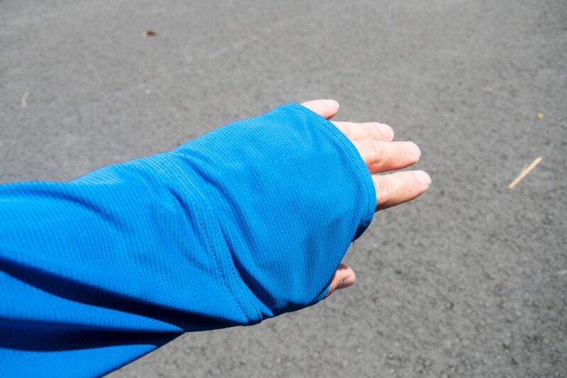 サムホール付で手首まですっぽりカバーできます