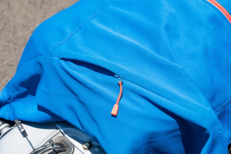 ポケットはファスナー付で左右に二個