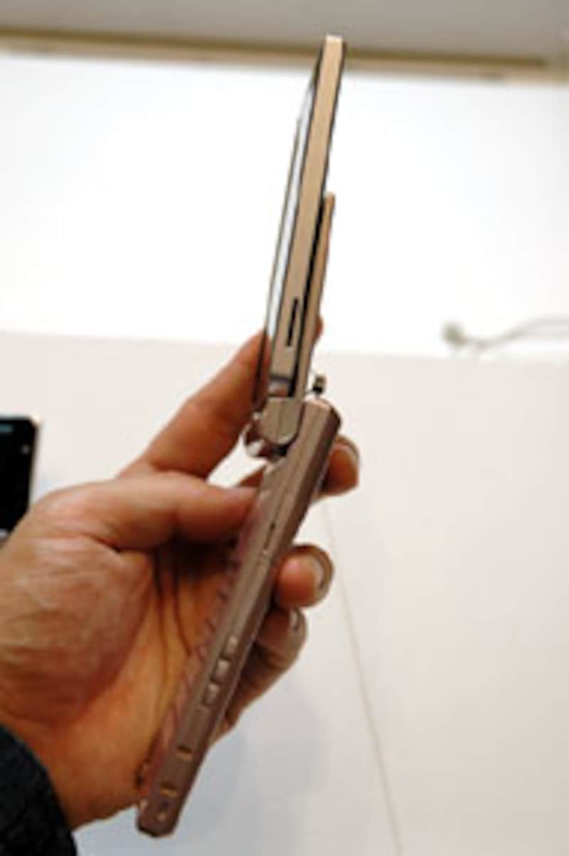 SH906iTV(シャープ)