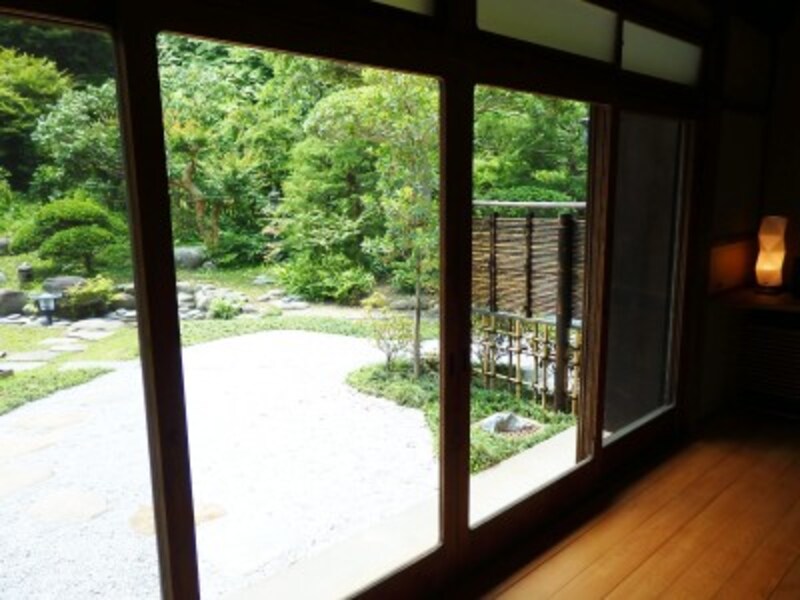 窓から緑のお庭を望むくつろぎの空間