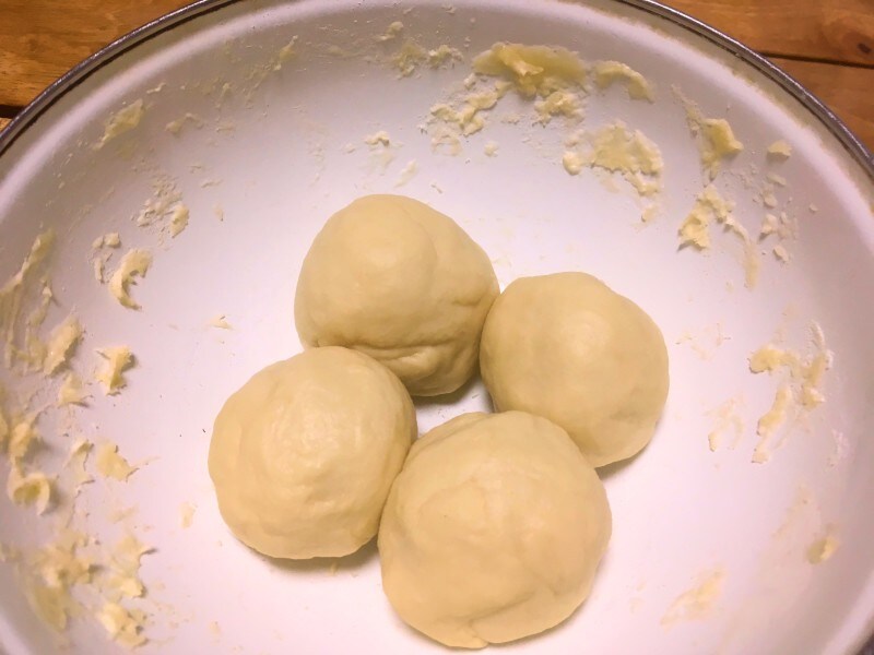 生地をこねたあと、4等分にして丸めた状態
