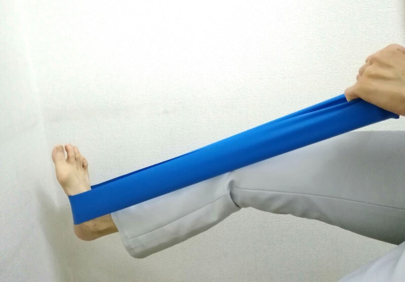 椅子に座り膝を曲げゴムリングを足裏へかけ、膝をゆっくり曲げ伸ばししてみましょう