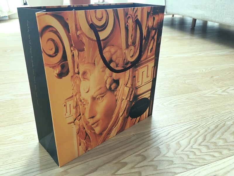 厚みがしっかりあり、高級感ただよう紙袋。