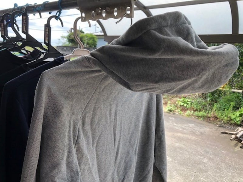 フード部分を浮かして干せるパーカーハンガー。