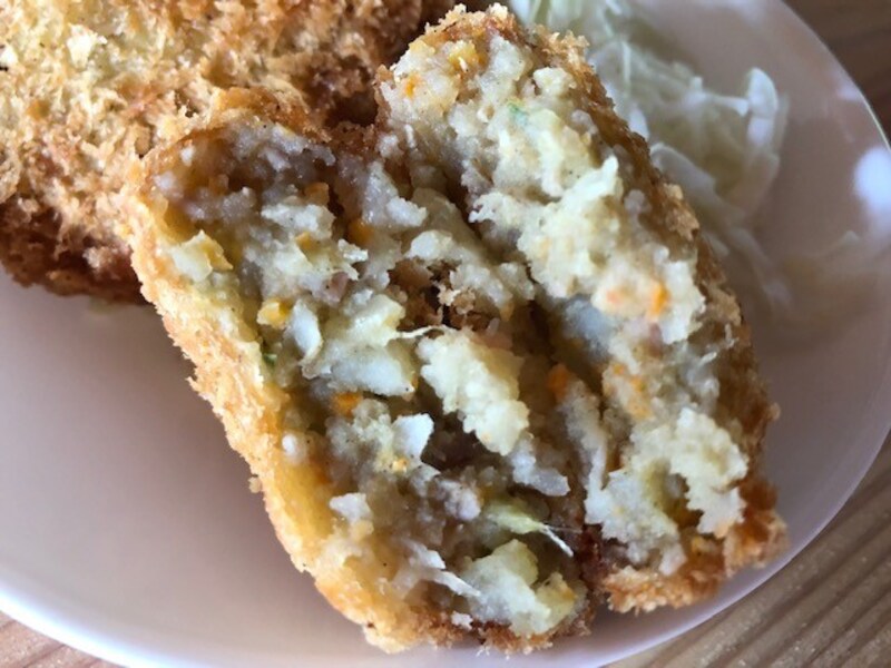 肉と野菜が多めのコロッケ。黒いツブツブがスパイシーな味わいを出す黒こしょう。