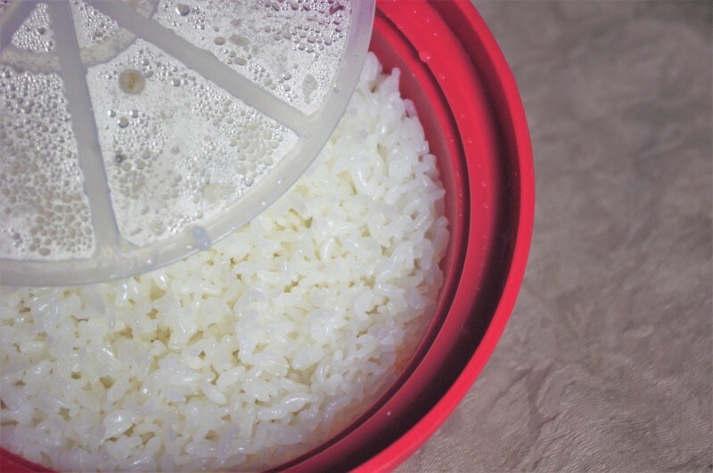 炊いてすぐの図。中蓋をしっかり溝に入れる構造なので、吹きこぼれが少ないのが特色です。