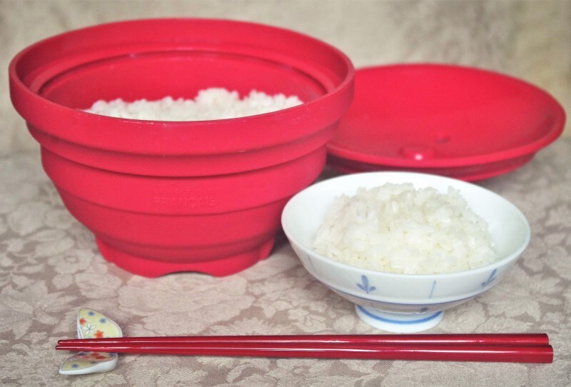 お茶碗にご飯を盛った図。海外の場合、メラミン製の茶碗を持参してもいいのですが、筆者は現地の宿に備え付けのボウルやお皿を代用しています。