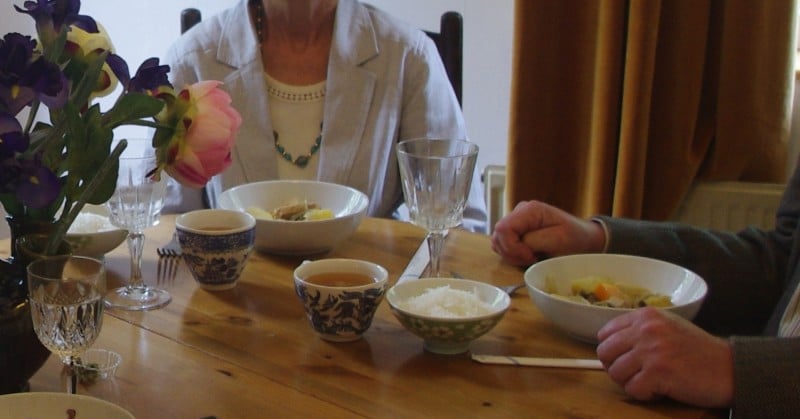 海外(英国)で自炊した時の図。野菜の煮物と味噌汁とともに。