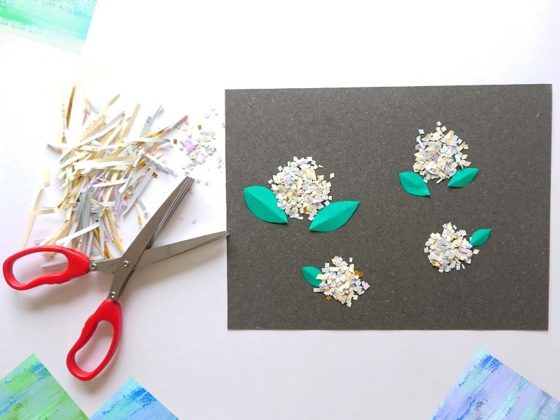 シュレッダーはさみで切った様々な紙片を使って花等のアート制作にする