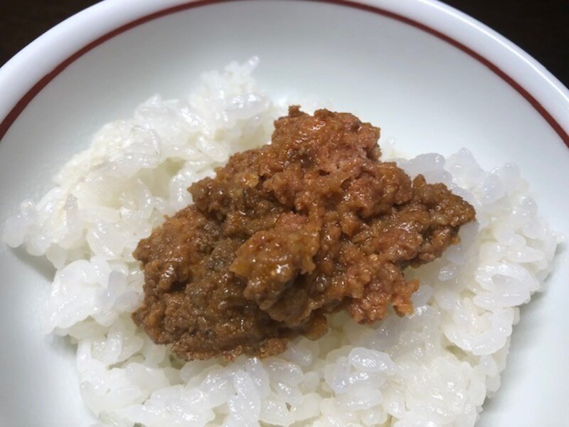 熱々のご飯にかけると、ハンバーグがほどよくご飯にからむ。