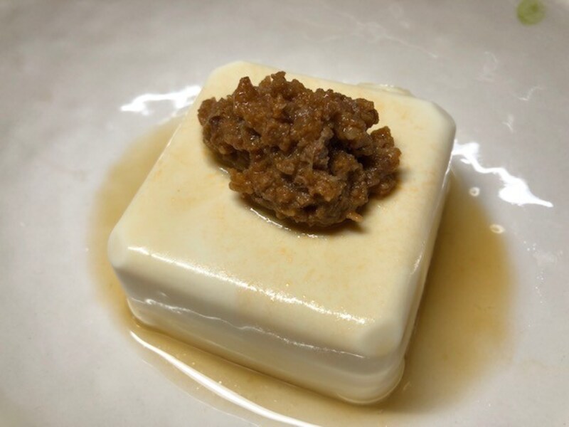 豆腐にかける洋風冷や奴のできあがり。（少し醤油をたらすとさらに美味）