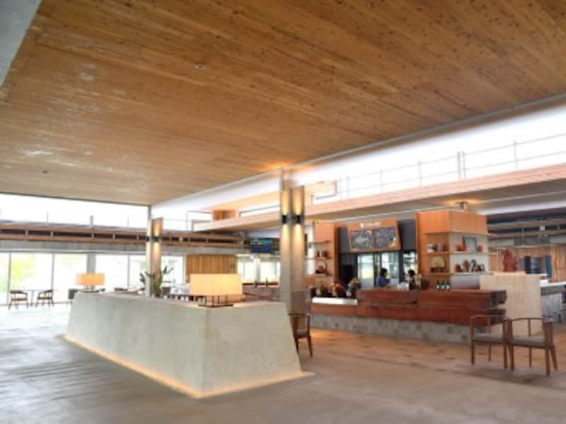 「coral port LOUNGE Cafe&Bar」では、沖縄の高級木材「テリハボク」を使用