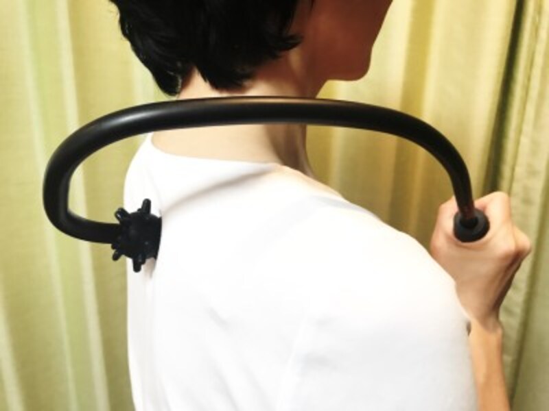 指圧棒で肩を揉んでいる写真