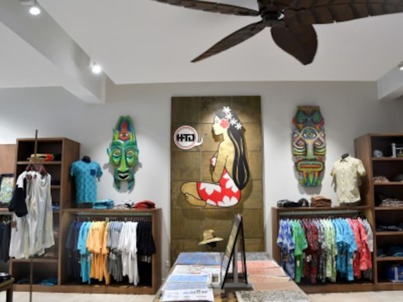 メンズのコーナーではTシャツやシャツなどを販売