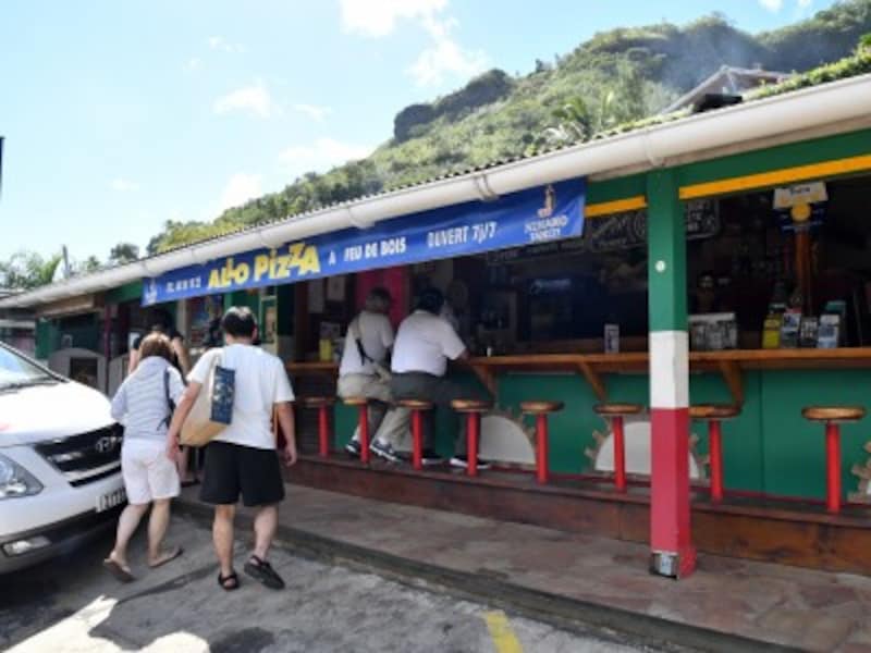 モーレア島内に点在するご当地グルメの人気店を車で巡る半日ツアー
