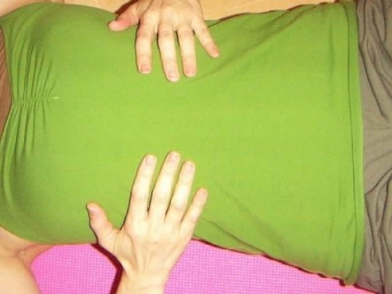 3. 息をゆっくり鼻から吸い口から吐く。手で肋骨の動きを感じます/産後ダイエット『コア・アクティベーション』