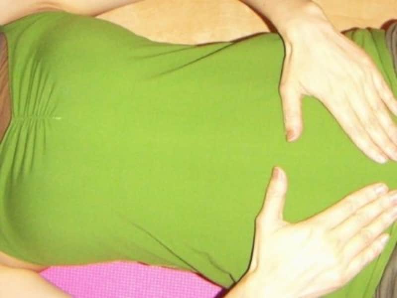 4. 慣れてきたら手をお腹の上まで滑らせ、手の重さを感じるようにして、口からゆっくり息を吐き切る/産後ダイエット『コア・アクティベーション』