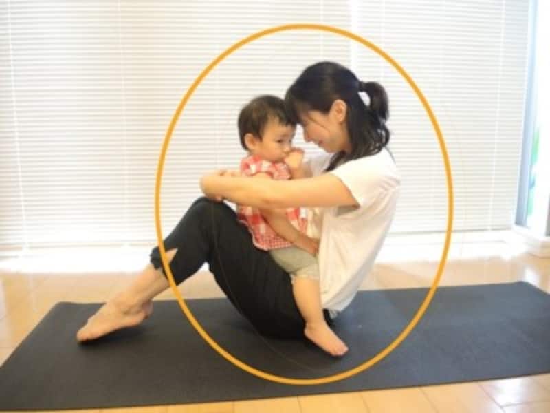 1. 背中をボールのように丸くカーブさせ、その形を保ちながら、かかとを上げてバランスをとる/産後ダイエット ベビーと一緒にボールになろう!