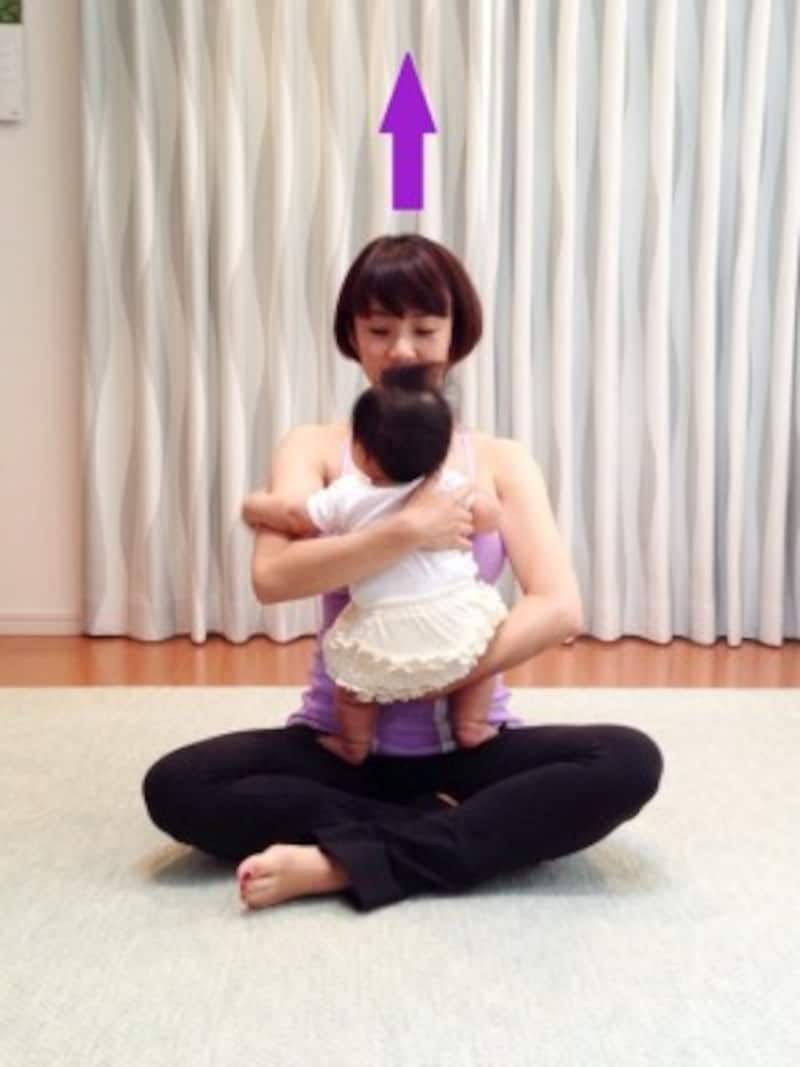 1. 背筋を伸ばし、あぐら、もしくは椅子に座って赤ちゃんを抱っこ/産後ダイエット『スパインツイスト』