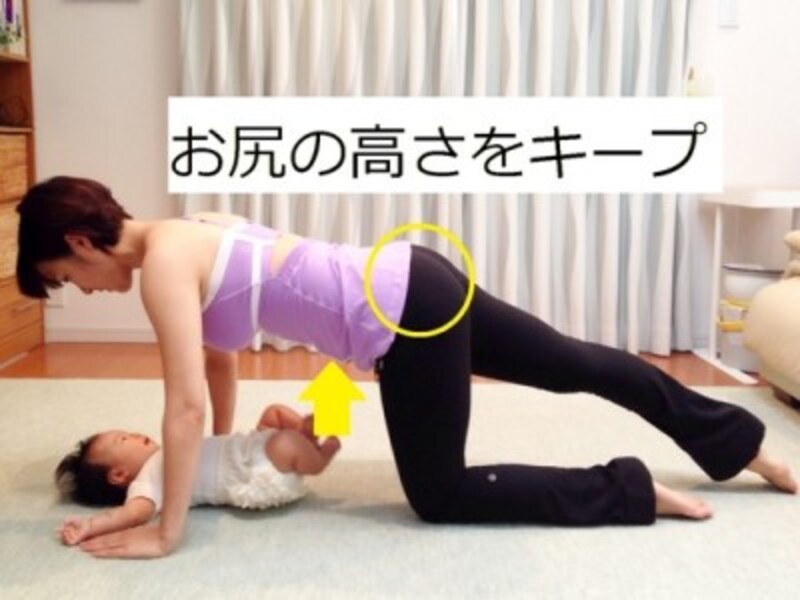 3. 息を吐きながらお腹を引き締め、右足を後ろへ伸ばす/産後ダイエット『クアドロペッド』