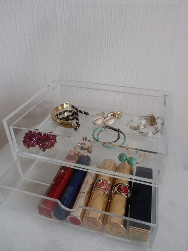 上はアクセ類、下はリップにして、仕上げはここで全てすむように