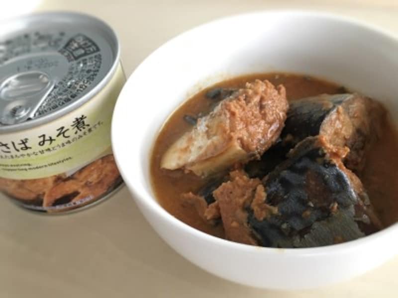 セブンイレブンの「国産さばみそ煮」缶詰。器に入れたところ