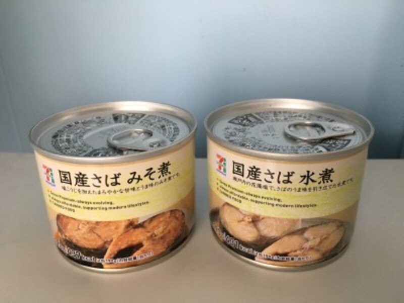 セブンイレブンの「国産さばみそ煮」缶詰。右は水煮