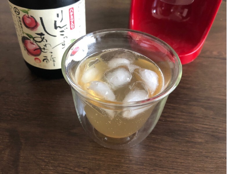 息子が大好きなリンゴ酢のソーダ割り。お酢は体にいいので、ジュースを飲むより安心です（笑）
