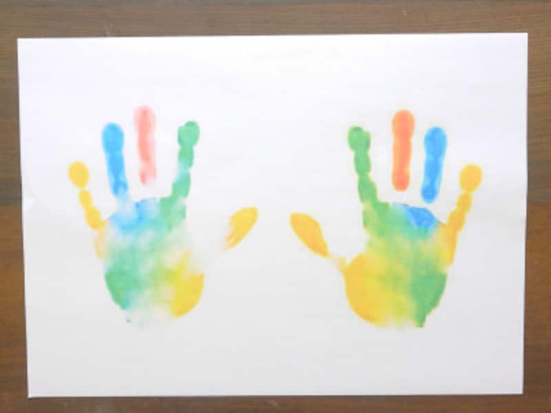 好きな色の絵の具を手の平に塗って手形を押す