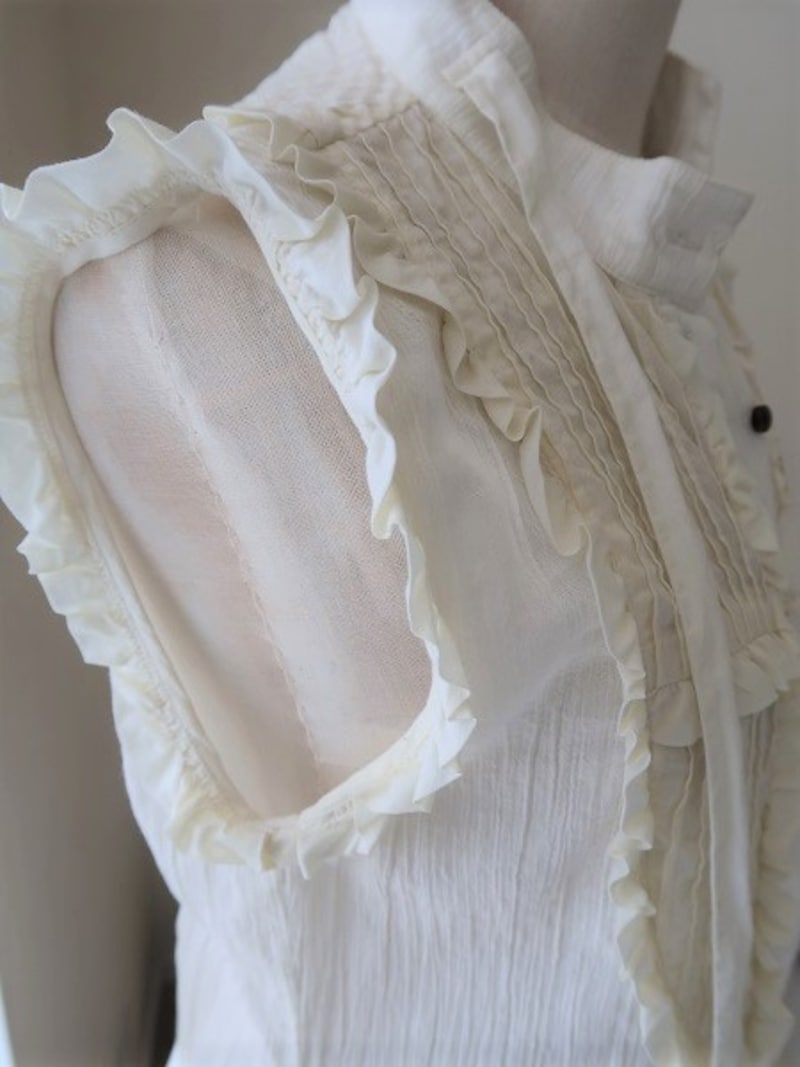 脇部分が大きく開いていると、肌の露出が気になることも……