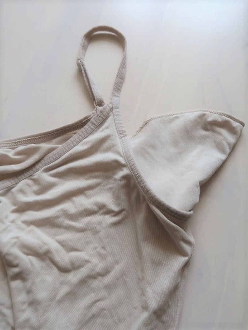 脇部分に柔らかいパッドが付いていると、汗を吸い取ってくれて便利です