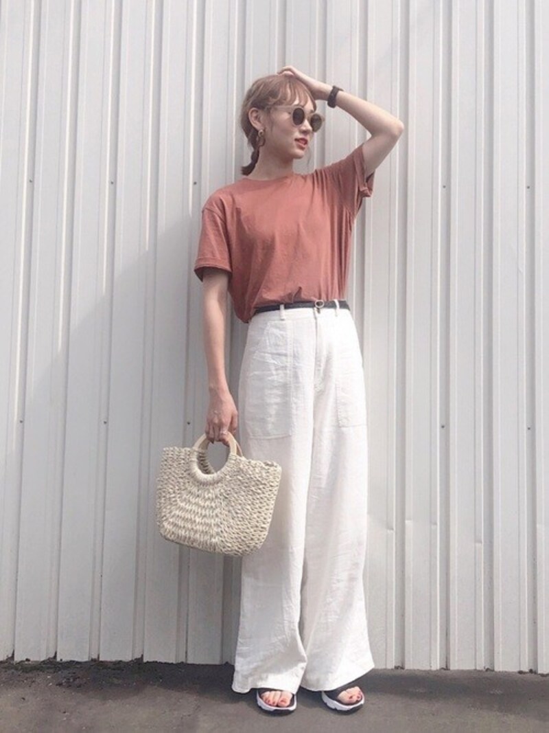 赤味のあるブラウンは着るだけでおしゃれに見えつつ合わせやすい