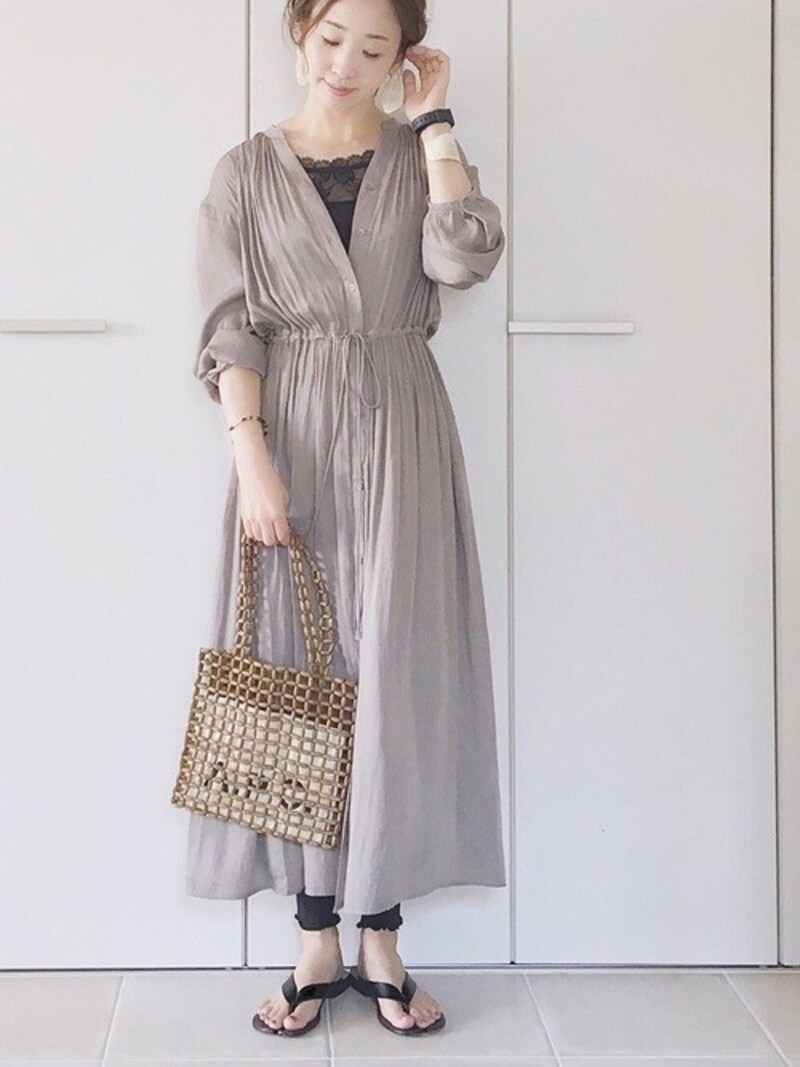 光沢感とウエストのしまったシルエットが大人可愛い　出典：WEAR