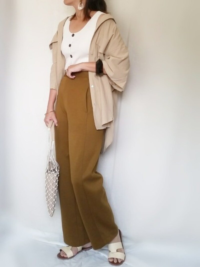 新作のカーブパンツはユニクロの中でも新しいシルエットが楽しめる　出典：WEAR