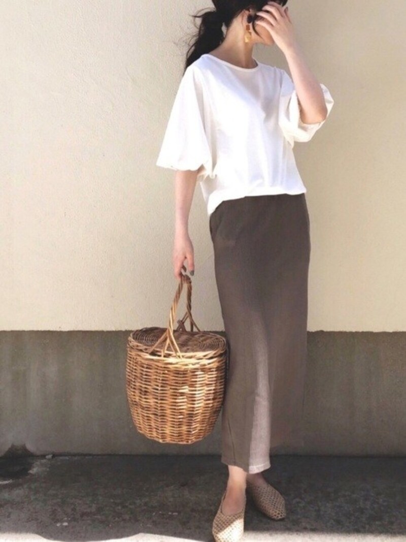 どんなトップスにもナチュラルに馴染む、使えるスカート　出典：WEAR