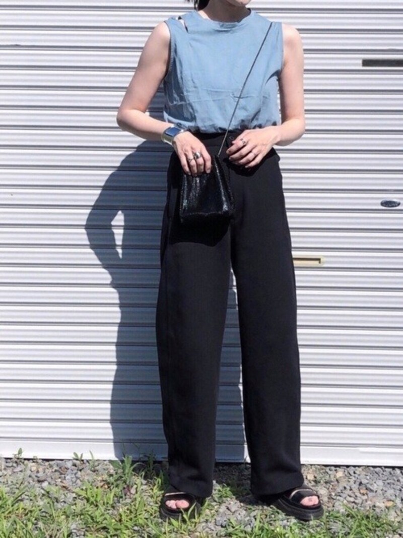 肩部分にカット入りのコットントップスはシンプルでもおしゃれに見える 出典:WEAR