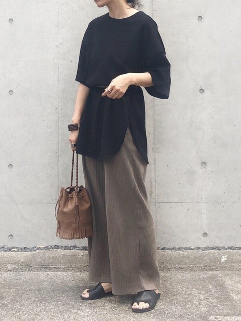 黒を軽やかに着るとおしゃれ度アップ　出典：WEAR