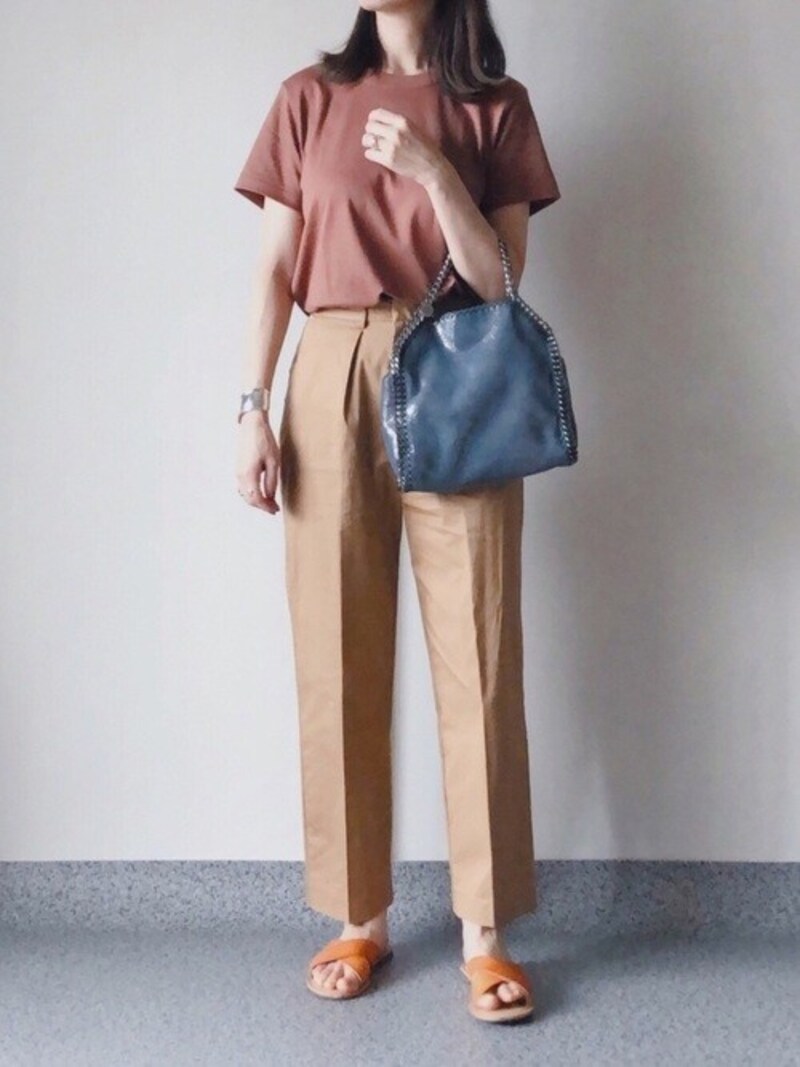 定番の白T&デニムではなくあいまいカラーの組み合わせが旬 出典:WEAR