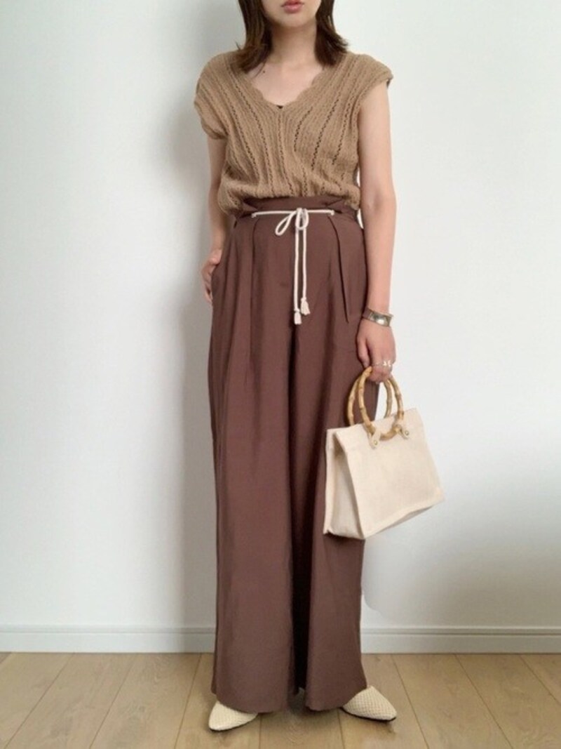 ワイドパンツにフェミニンなトップスで甘辛バランス 出典:WEAR