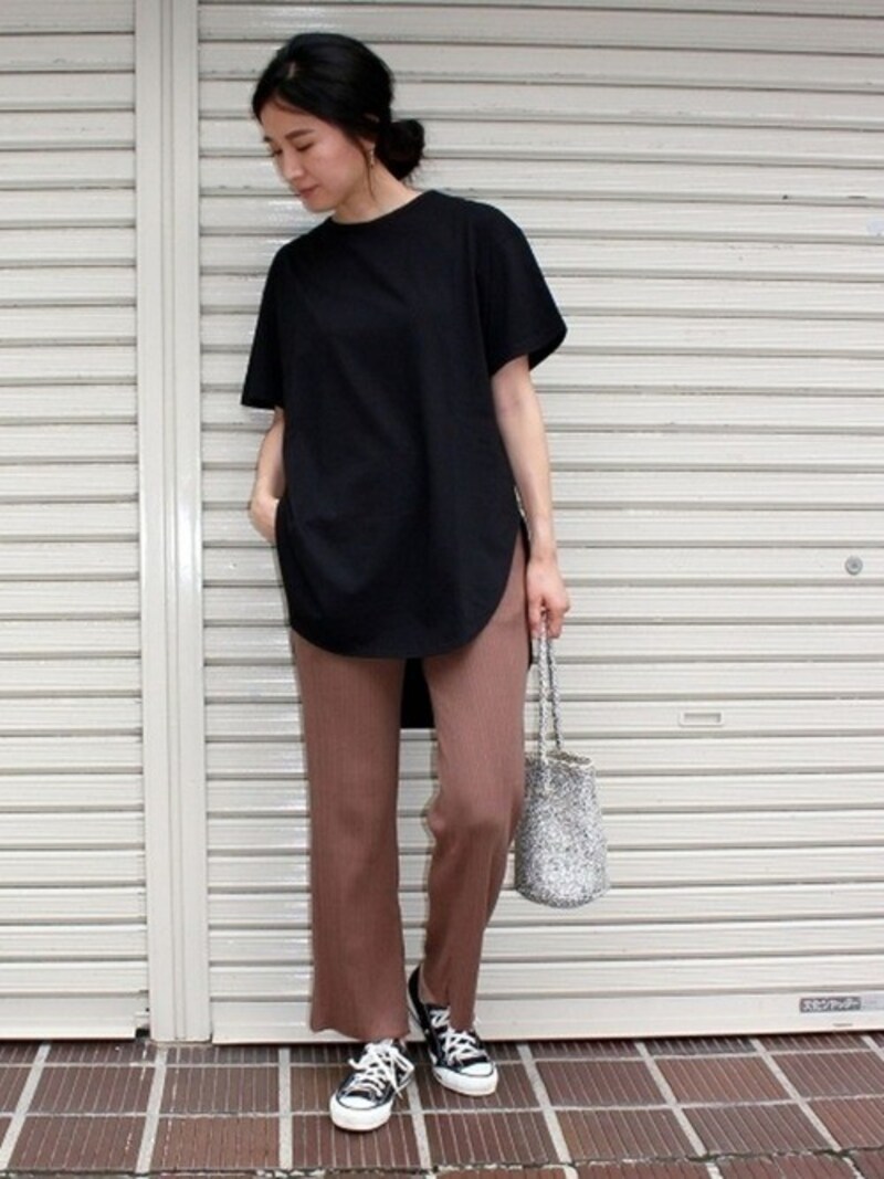 黒Tシャツをゆるめに着るのも新鮮 出典:WEAR