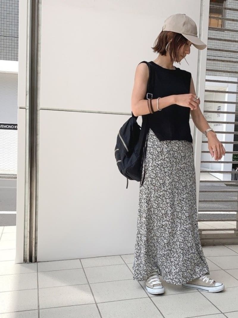 落ち着いた色使いのスカートコーデに足すのもおすすめ 出典:WEAR