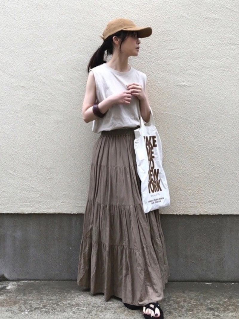 甘さの強いティアードスカートコーデも色が控えめならキャップが程よいアクセントに 出典:WEAR
