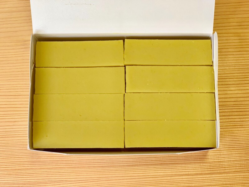 飾り気のない素朴さに、老舗の心意気を感じます。手頃な値段も嬉しいポイント（8本入1,036円）