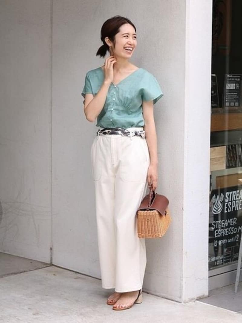 男性は取り入れにくいきれい色も効果的に使って　出典：WEAR