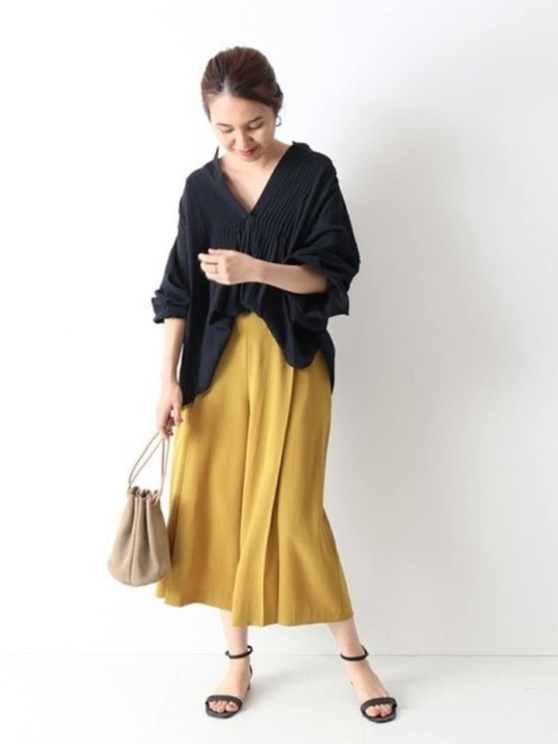 落ち感のきれいな長め丈スカートは万能に使える　出典：WEAR