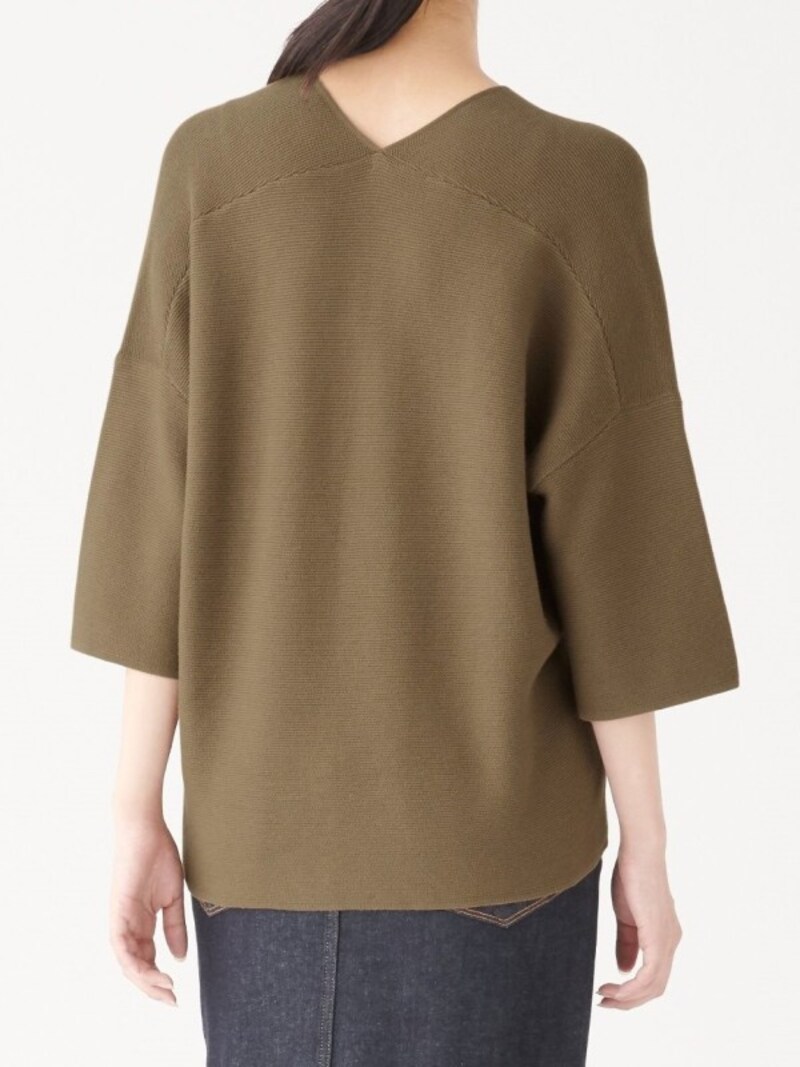 ゆったりしたサイズ感でもバックのカットがおしゃれ度アップ